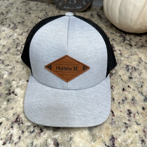 Men’s Hurley trucker hat gray and black adjustable - Picture 1 of 6